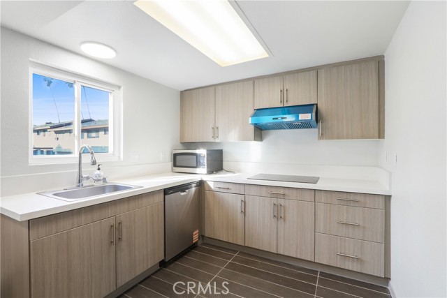 Detail Gallery Image 3 of 7 For 112 N Primrose Ave #D,  Alhambra,  CA 91801 - 2 Beds | 1/1 Baths