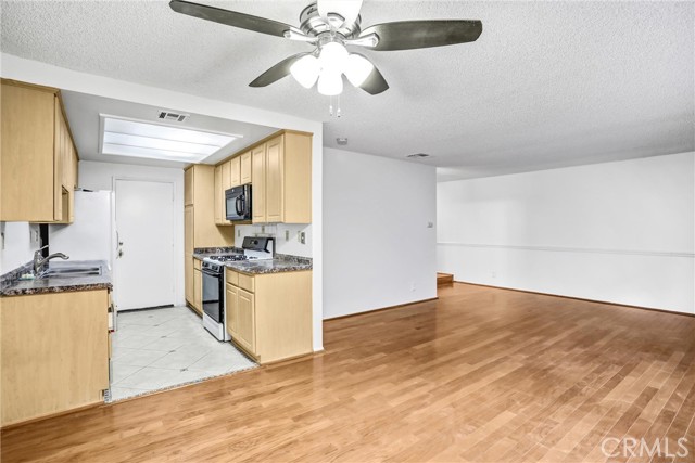 Detail Gallery Image 8 of 30 For 1110 Strawberry, Glendora,  CA 91740 - 2 Beds | 3 Baths