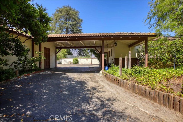 1075 Pine Oak Lane, Pasadena CA: https://media.crmls.org/medias/fda1c0d5-cd61-40a5-b37f-d5a86f6a39d3.jpg