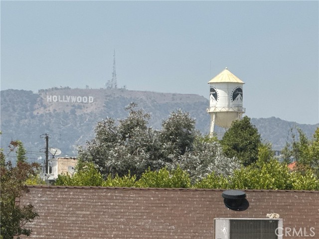 555 N Plymouth Boulevard, Hancock Park CA: https://media.crmls.org/medias/fda29cd3-4270-440e-9bc1-667cc83ac06d.jpg
