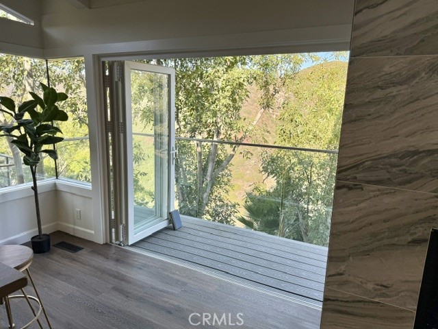 https://media.crmls.org/medias/fda45d1e-0ec0-4563-93be-6d170f811293.jpg?preset=X-Large