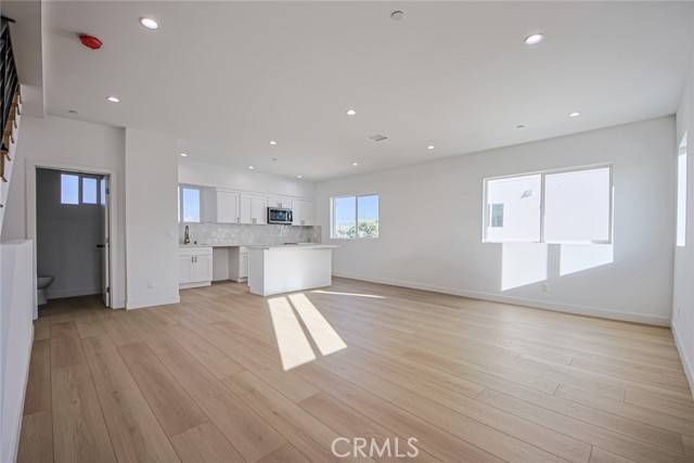 2402 S Cochran Avenue, Los Angeles CA: https://media.crmls.org/medias/fda9cb28-8fc5-43c0-ba45-e32700950a8a.jpg