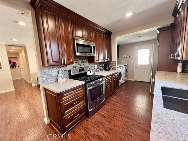 Detail Gallery Image 15 of 30 For 6944 Aura Ave, Reseda,  CA 91335 - 3 Beds | 2 Baths
