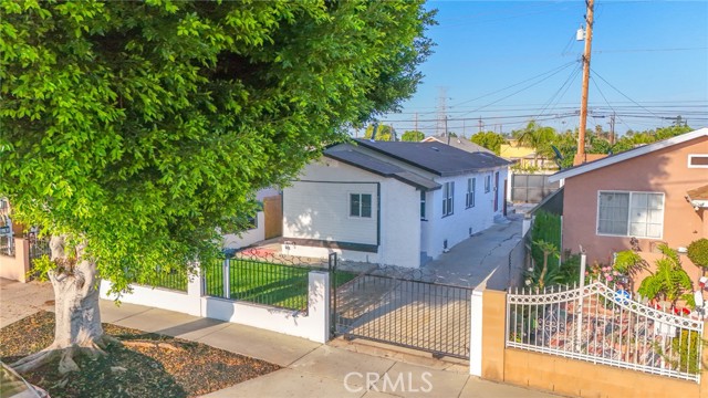 9218 Hooper Avenue, Los Angeles CA: https://media.crmls.org/medias/fdacf5b1-2331-4110-96c6-98380ad89719.jpg