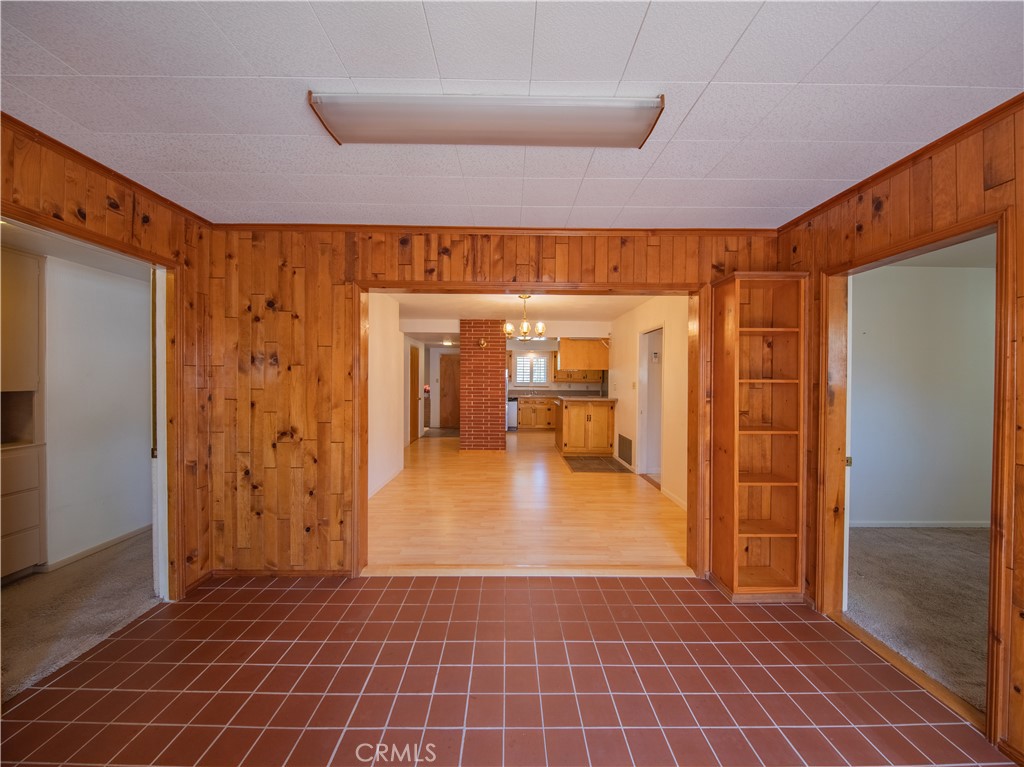 https://media.crmls.org/medias/fdae94ca-a029-4a57-9fa3-e63eb7fd285f.jpg?preset=X-Large