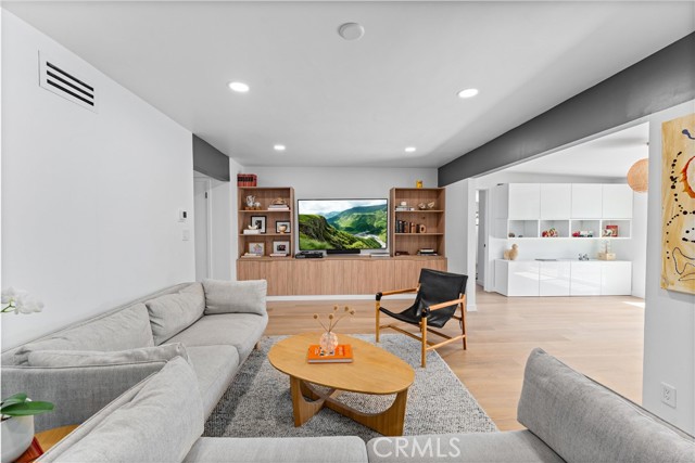 2924 Royal Palm Drive, Costa Mesa CA: https://media.crmls.org/medias/fdb1ea4c-b6cf-497d-99e1-66da9bff1332.jpg