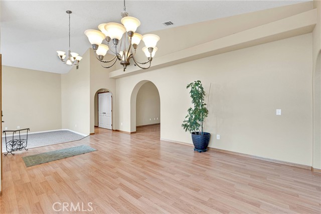 Detail Gallery Image 6 of 69 For 19501 Kinai Rd, Apple Valley,  CA 92307 - 4 Beds | 2/1 Baths