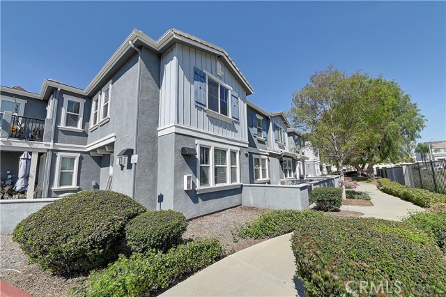 Detail Gallery Image 4 of 49 For 26335 Iris Ave #D,  Moreno Valley,  CA 92555 - 3 Beds | 3 Baths