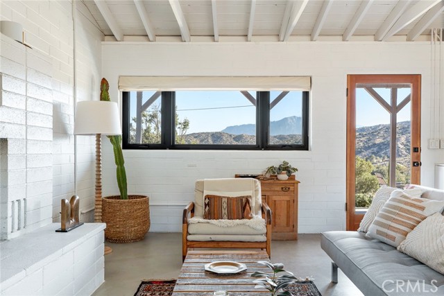 48575 Paradise Avenue, Morongo Valley CA: https://media.crmls.org/medias/fdba9e31-7a64-44f3-828d-0a05d2f3fe67.jpg