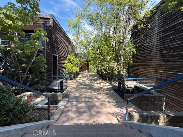 Detail Gallery Image 2 of 26 For 3884 Fredonia Dr #F,  Los Angeles,  CA 90068 - 2 Beds | 3 Baths