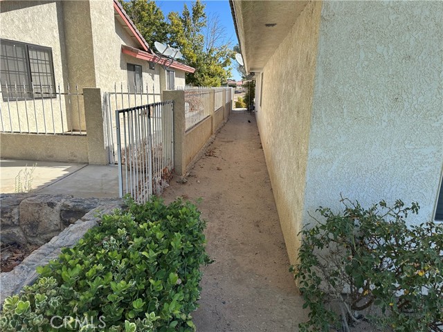 14767 Greenbriar Drive, Helendale CA: https://media.crmls.org/medias/fdbcf67b-7219-489c-9f72-afaf8ea5bb30.jpg