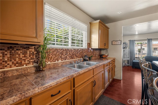 8054 Rhodes Avenue, North Hollywood CA: https://media.crmls.org/medias/fdbfb607-eb77-48d3-83b4-c7e24601ad77.jpg