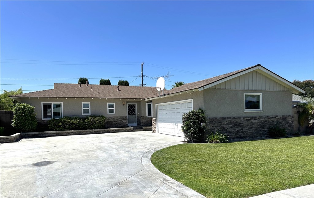 1420 E Lomita