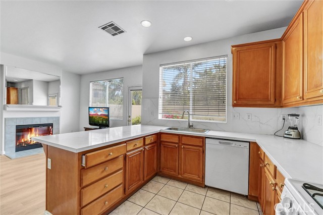 Detail Gallery Image 15 of 32 For 27231 Marisa Dr, Canyon Country,  CA 91387 - 4 Beds | 3 Baths