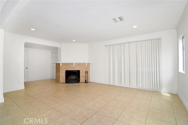 Detail Gallery Image 2 of 27 For 19324 Victory Bld, Reseda,  CA 91335 - 4 Beds | 3 Baths