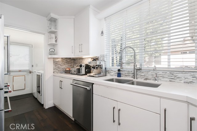 Detail Gallery Image 9 of 36 For 19545 Calvert St, Tarzana,  CA 91335 - 5 Beds | 2/1 Baths