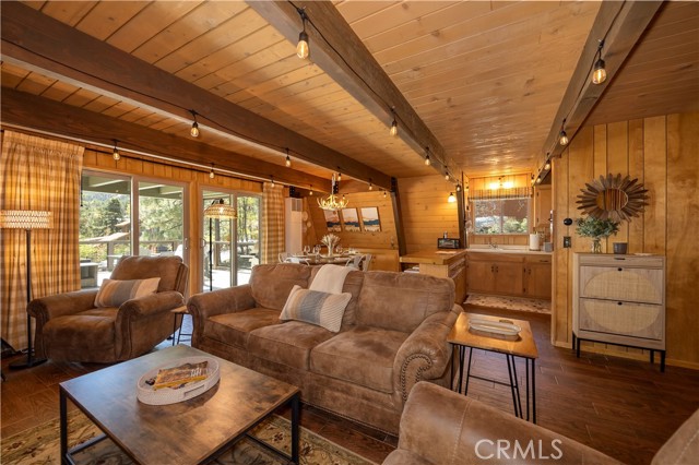 Detail Gallery Image 9 of 38 For 1216 Aspen Dr, Big Bear Lake,  CA 92315 - 3 Beds | 2 Baths