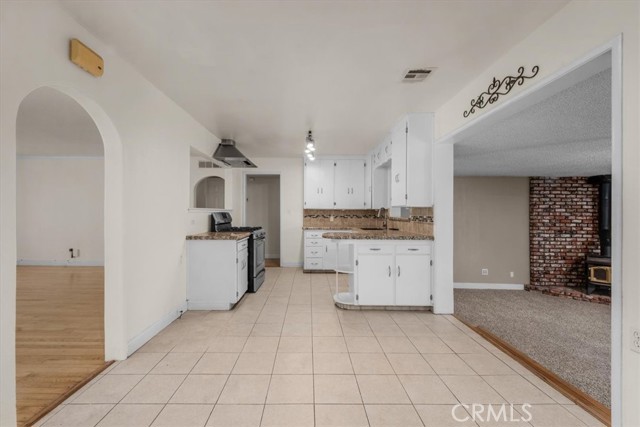 Detail Gallery Image 9 of 45 For 404 W Robinson Ave, Fresno,  CA 93705 - 3 Beds | 2 Baths