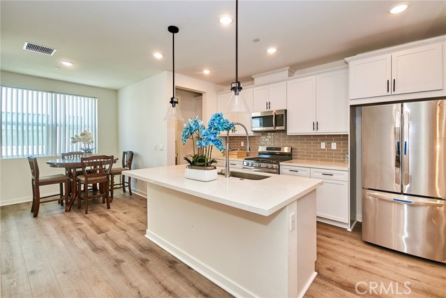 Detail Gallery Image 14 of 39 For 944 N Divino Privado, Ontario,  CA 91764 - 3 Beds | 3/1 Baths