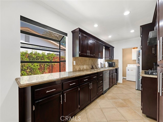 Detail Gallery Image 6 of 25 For 9527 Oso Ave, Chatsworth,  CA 91311 - 5 Beds | 3 Baths