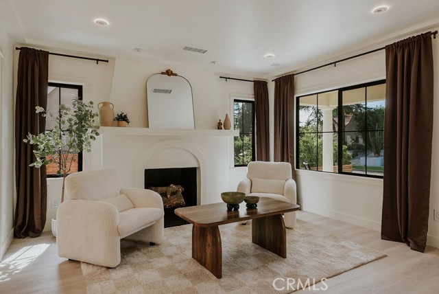 Detail Gallery Image 13 of 67 For 584 N Plymouth Bld, Los Angeles,  CA 90004 - 4 Beds | 2/1 Baths