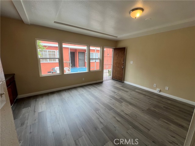 Detail Gallery Image 4 of 9 For 6916 S Main St #1/2,  Los Angeles,  CA 90003 - 1 Beds | 1 Baths