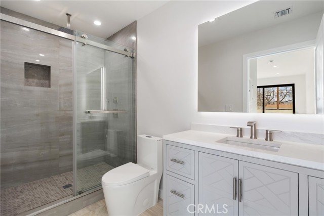 Detail Gallery Image 11 of 19 For 6830 N Lubao Ave, Winnetka,  CA 91306 - 5 Beds | 6 Baths