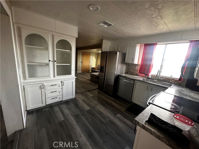 Detail Gallery Image 9 of 40 For 5301 W 39th St, Rosamond,  CA 93560 - 4 Beds | 2/1 Baths