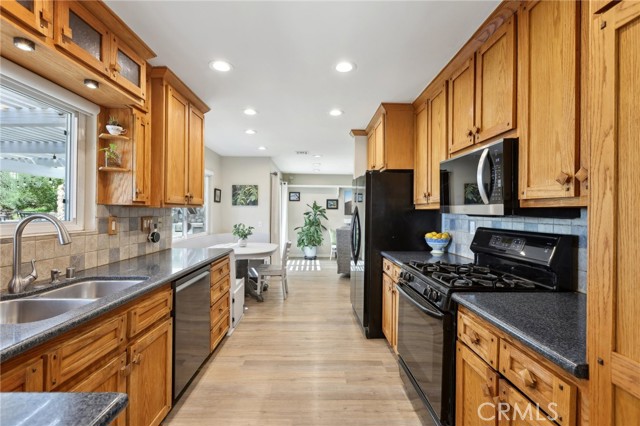 Detail Gallery Image 9 of 47 For 27959 Palmetto Ridge Dr, Valencia,  CA 91354 - 4 Beds | 2/1 Baths