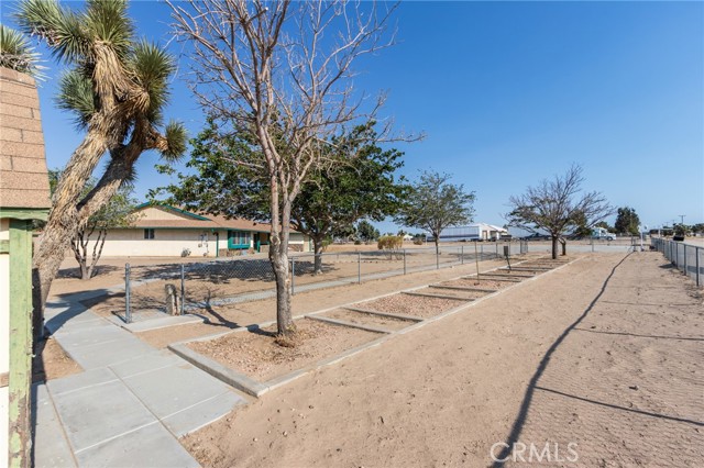 10731 Anaconda Avenue, Oak Hills CA: https://media.crmls.org/medias/fde05213-b434-48d5-8494-31e067272278.jpg