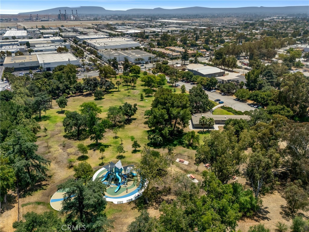 https://media.crmls.org/medias/fde17581-33ad-4666-b6e4-fc2c70708f04.jpg?preset=X-Large