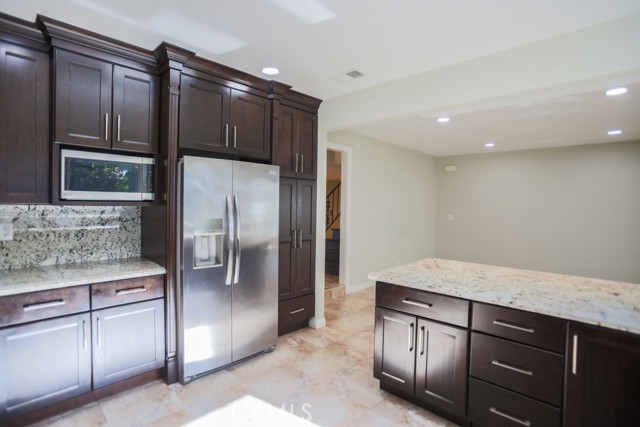 9211 JULIE BETH Street, Cypress CA: https://media.crmls.org/medias/fde2d15c-9163-430f-8363-f966ea84ac32.jpg