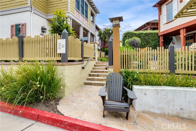 Detail Gallery Image 2 of 41 For 2534 Bungalow Pl, Corona Del Mar,  CA 92625 - 3 Beds | 2/1 Baths