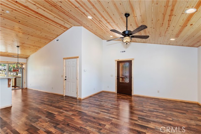 Detail Gallery Image 6 of 32 For 878 Fir Ln, Big Bear City,  CA 92314 - 3 Beds | 2 Baths