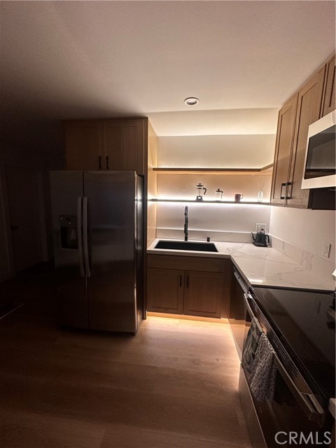 Detail Gallery Image 4 of 9 For 21054 Runnymede St, Canoga Park,  CA 91303 - 1 Beds | 1 Baths