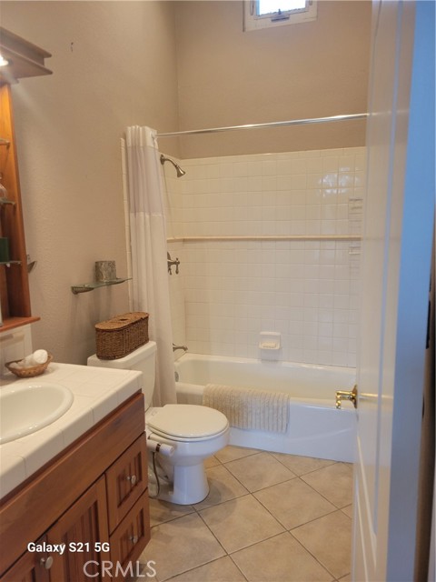 21171 B Lochlea Lane, Huntington Beach CA: https://media.crmls.org/medias/fdf0f323-3dc9-45a0-8ca0-7f826176b0d4.jpg