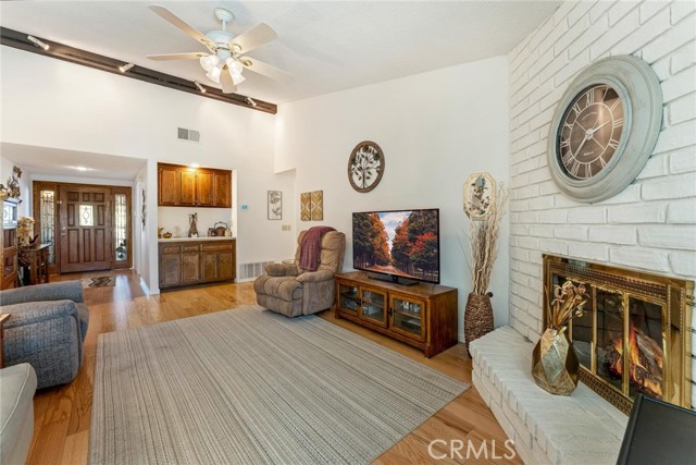 Detail Gallery Image 16 of 39 For 2059 Silver Oaks Way, Hemet,  CA 92545 - 2 Beds | 2 Baths