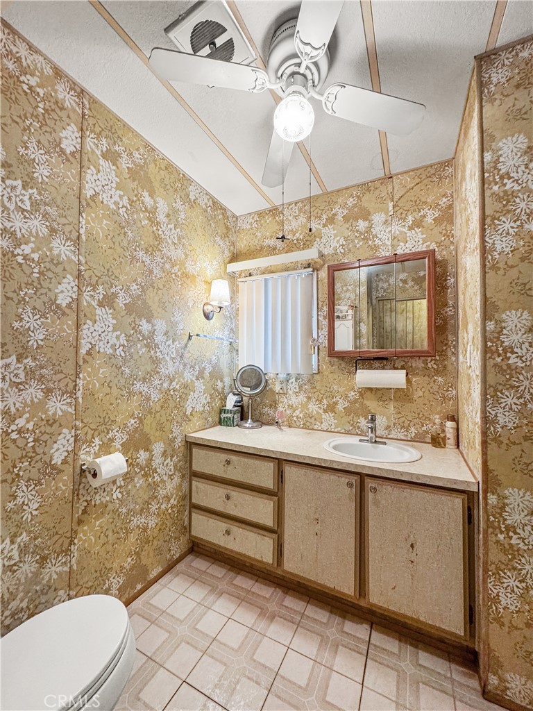 https://media.crmls.org/medias/fdf29ea8-2d36-469e-b063-025deb45e17b.jpg?preset=X-Large
