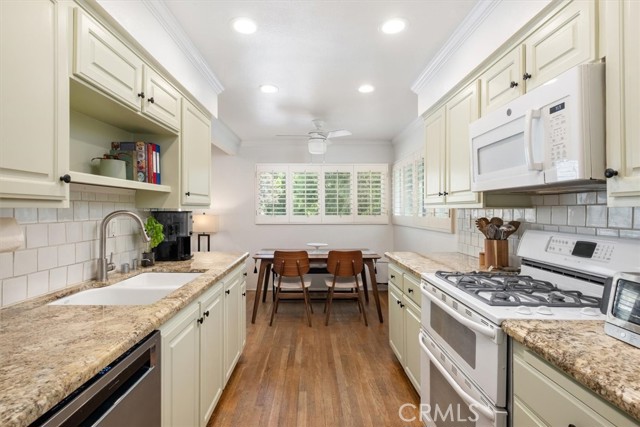 Detail Gallery Image 12 of 33 For 4185 Colfax Ave #D,  Studio City,  CA 91604 - 3 Beds | 3 Baths