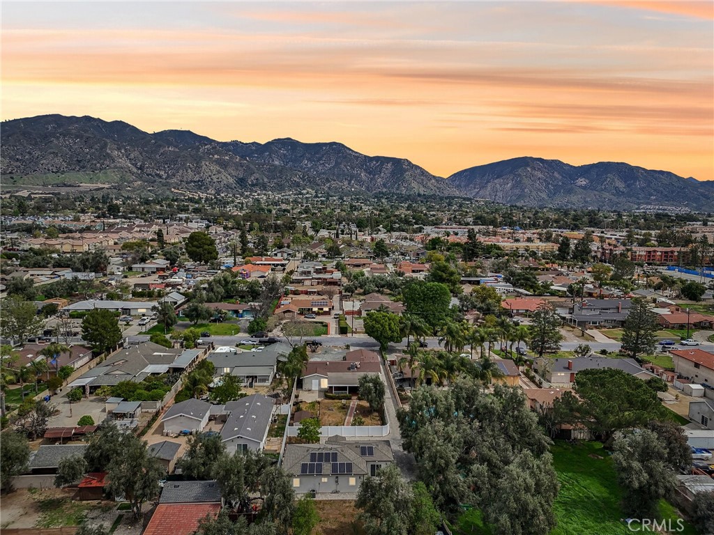 https://media.crmls.org/medias/fdf3ed61-cd3b-49d1-ab42-4e1c93c8dd83.jpg?preset=X-Large