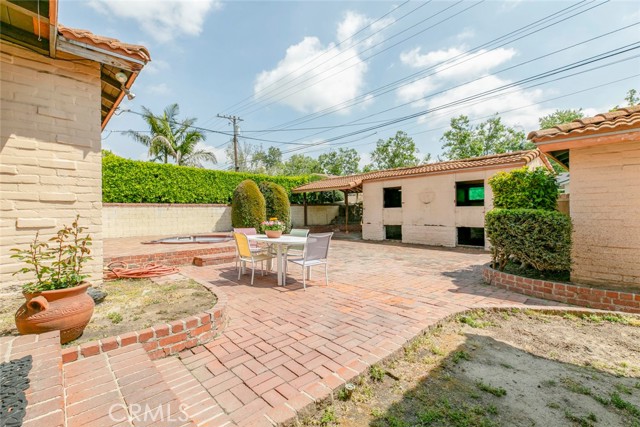 1422 W Riverside Drive, Burbank CA: https://media.crmls.org/medias/fdf6622d-ee4c-4dce-a852-870f38e4ea8b.jpg
