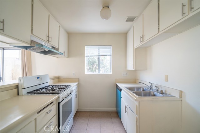 Detail Gallery Image 5 of 11 For 615 Utica, Huntington Beach,  CA 92648 - 1 Beds | 1 Baths