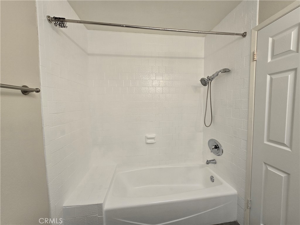 https://media.crmls.org/medias/fdf91ca2-bad8-44c0-9f13-1aec439dbb5e.jpg?preset=X-Large