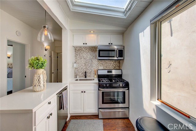 Detail Gallery Image 9 of 26 For 217 35th Pl #B,  Manhattan Beach,  CA 90266 - 2 Beds | 1 Baths