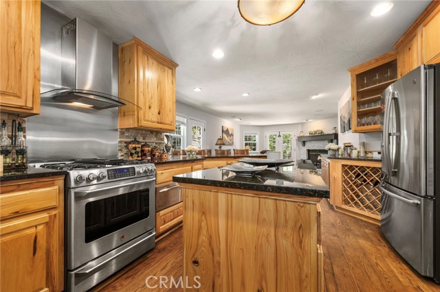 Detail Gallery Image 4 of 44 For 447 Bay View Dr, Lake Arrowhead,  CA 92352 - 4 Beds | 3 Baths