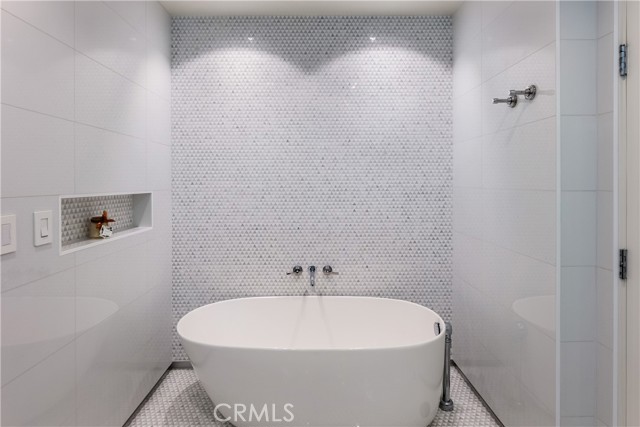 1333 S Beverly Glen Boulevard, Los Angeles CA: https://media.crmls.org/medias/fdfc9fdc-4654-417b-910d-fe139c780b20.jpg