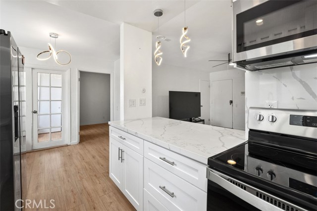 3142 Midway Drive, San Diego CA: https://media.crmls.org/medias/fdfcdcb2-86ee-4e14-90e1-723a2d84ea79.jpg