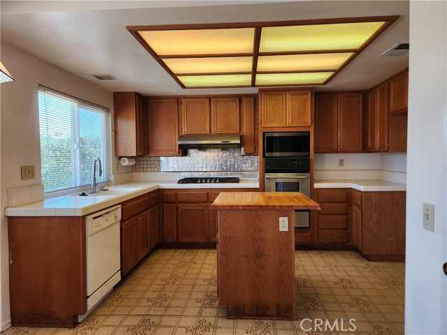 Detail Gallery Image 15 of 55 For 330 Amberwood Dr, Walnut,  CA 91789 - 5 Beds | 3 Baths