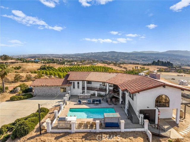38225 Camino Sierra Road, Temecula CA: https://media.crmls.org/medias/fe00b38b-5f76-472b-b351-ad1f3069dd89.jpg