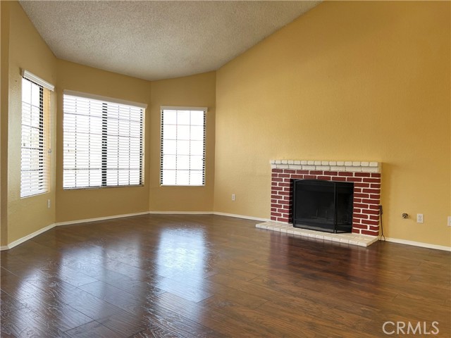 Detail Gallery Image 4 of 13 For 37514 Torrington St, Palmdale,  CA 93550 - 3 Beds | 2 Baths